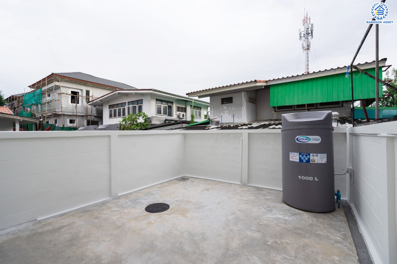 บ้านมือสองตกแต่งใหม่ ดีไซน์สวย ม.บ้านช่อชัยพฤกษ์ จรัญฯ-ปิ่นเกล้า เนื้อที่ 30.5 ตร.ว. ฟังก์ชัน 3 ห้องนอน 3 ห้องน้ำ จอดรถได้ 2 คัน รองรับทุกกิจกรรม บนทำเลเชื่อมต่อหลายเส้นทาง ใกล้จุดขึ้นทางด่วน "ศรีรัช" และรถไฟฟ้าสายสีแดง "สถานีบางบำหรุ"...